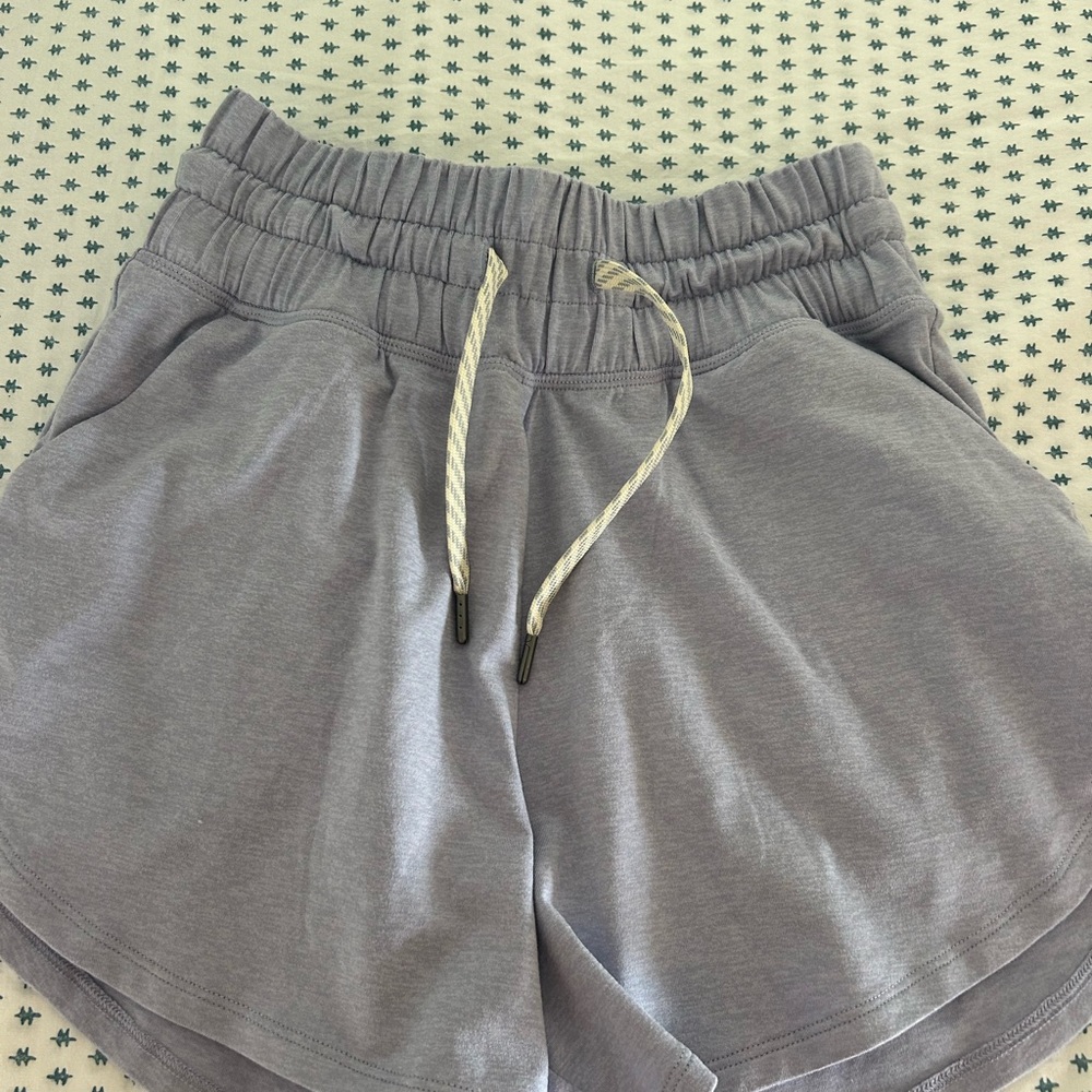 Vuori shorts XS lavender